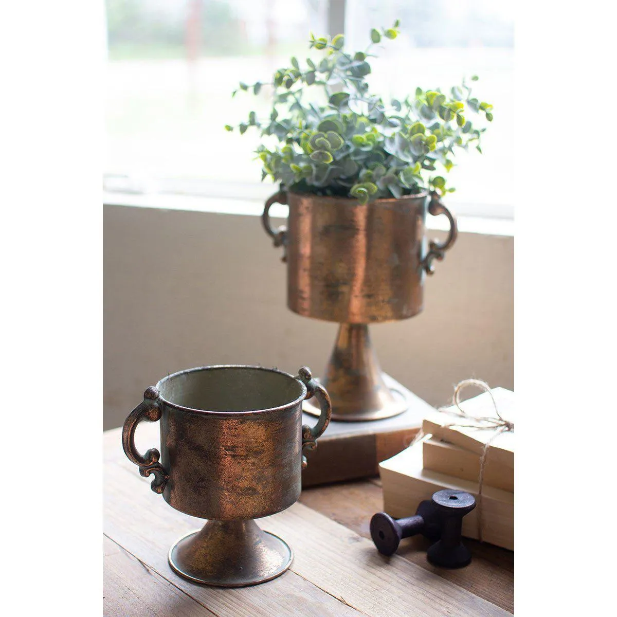 Kalalou - SET OF TWO ANTIQUE COPPER FINISH PLANTERS WITH HANDLES - CMNQ1088